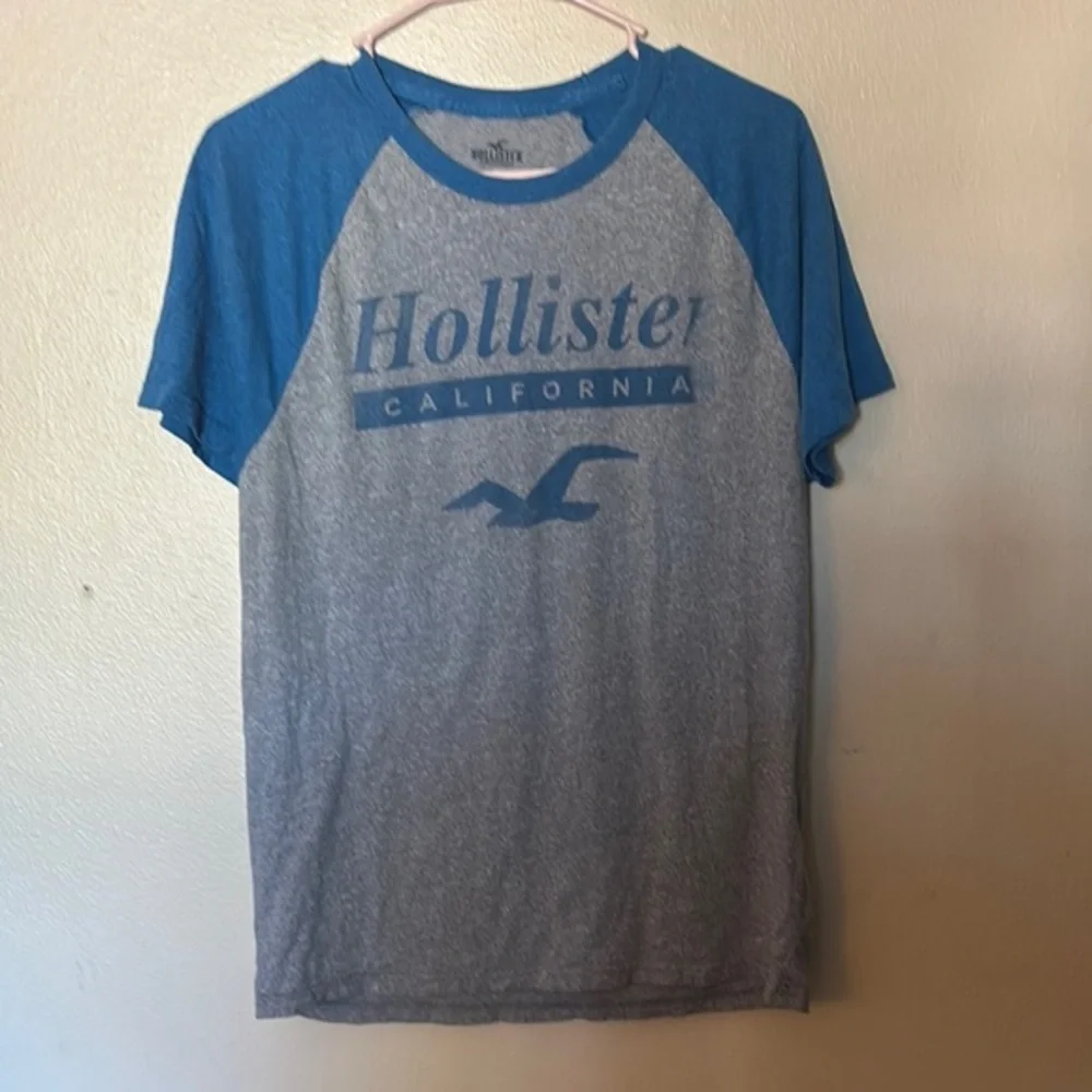 Hollister California Men's Blue and Gray Raglan Shirt Size Medium